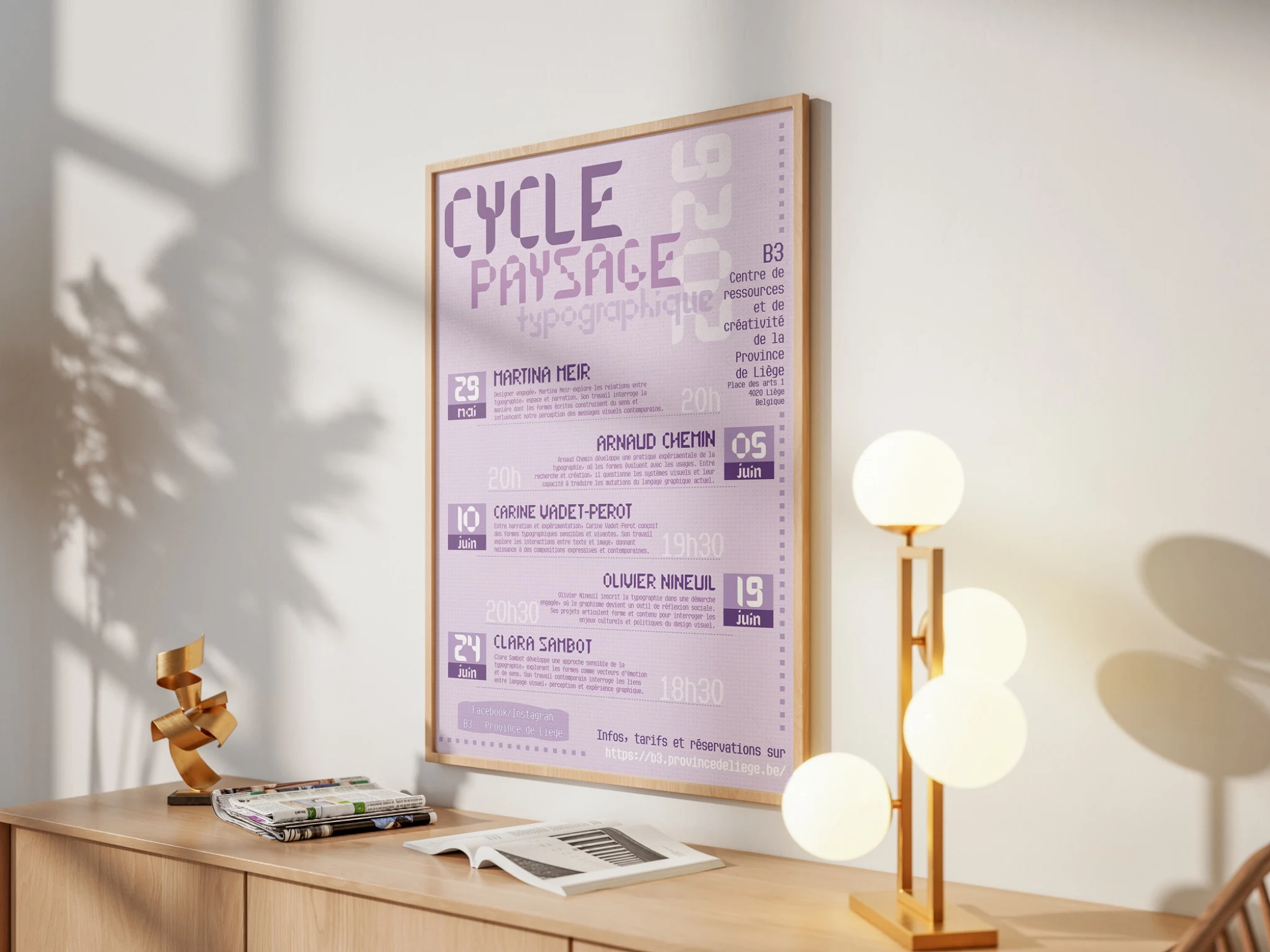 Affiche violette encadrée en situation